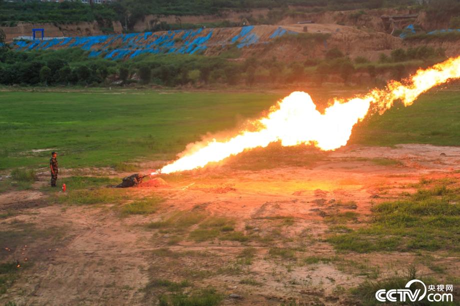 近日,武警第一機動總隊某支隊組織防化分隊開展噴火器實噴訓練