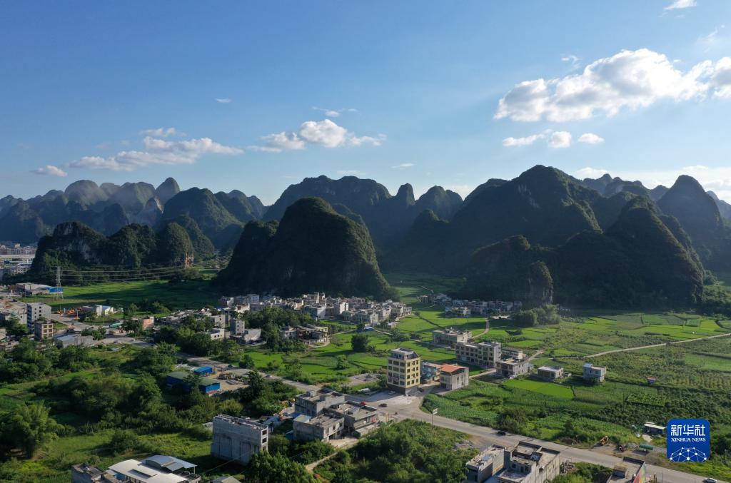 这是广西都安瑶族自治县澄江镇境内的乡村风貌(8月31日摄,无人机照片)