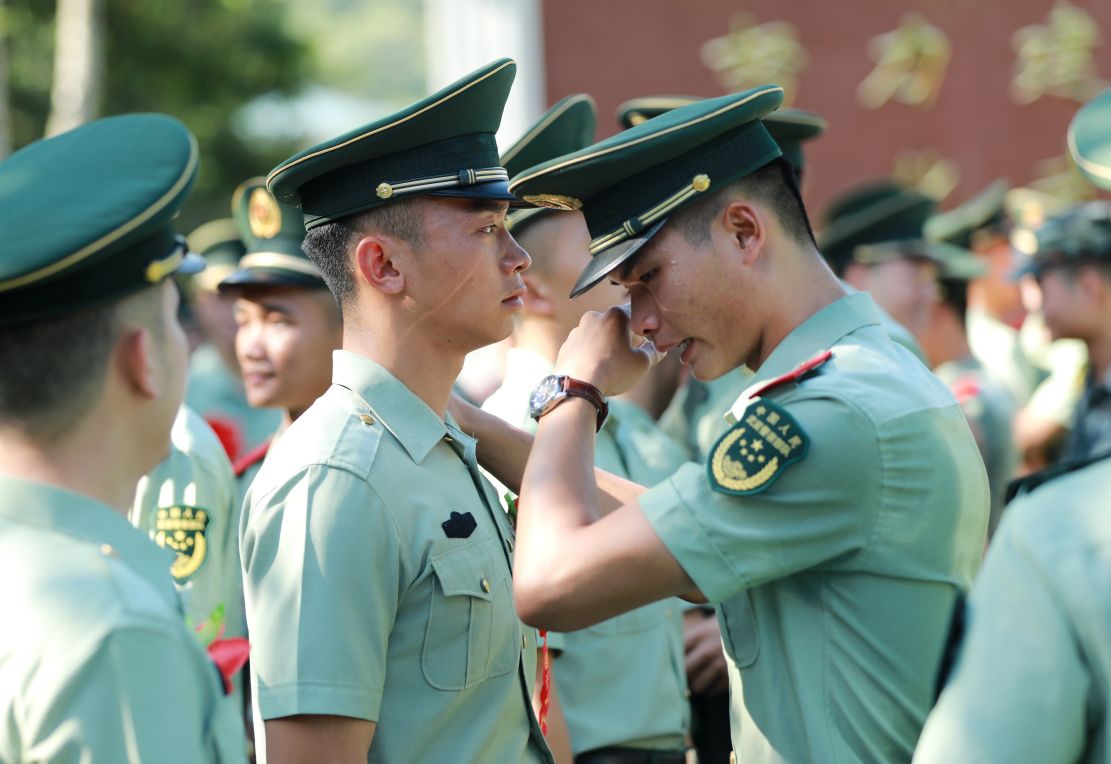 海南三亚武警官兵告别哨位含泪卸衔