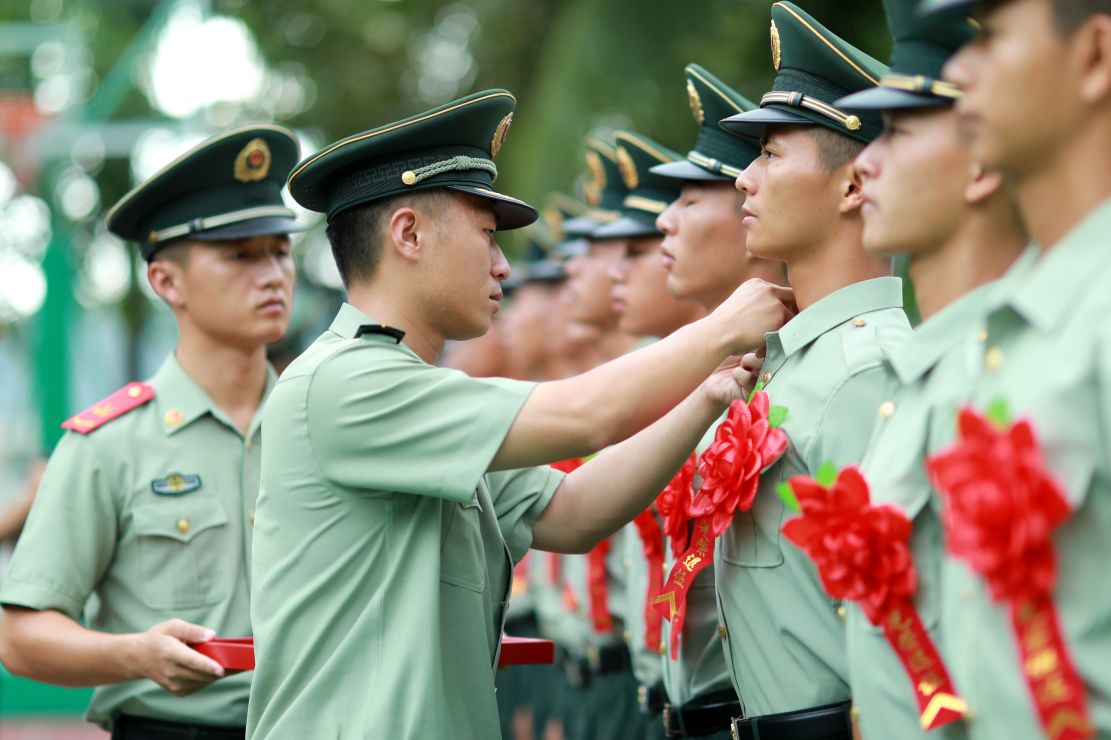 海南三亚武警官兵告别哨位含泪卸衔