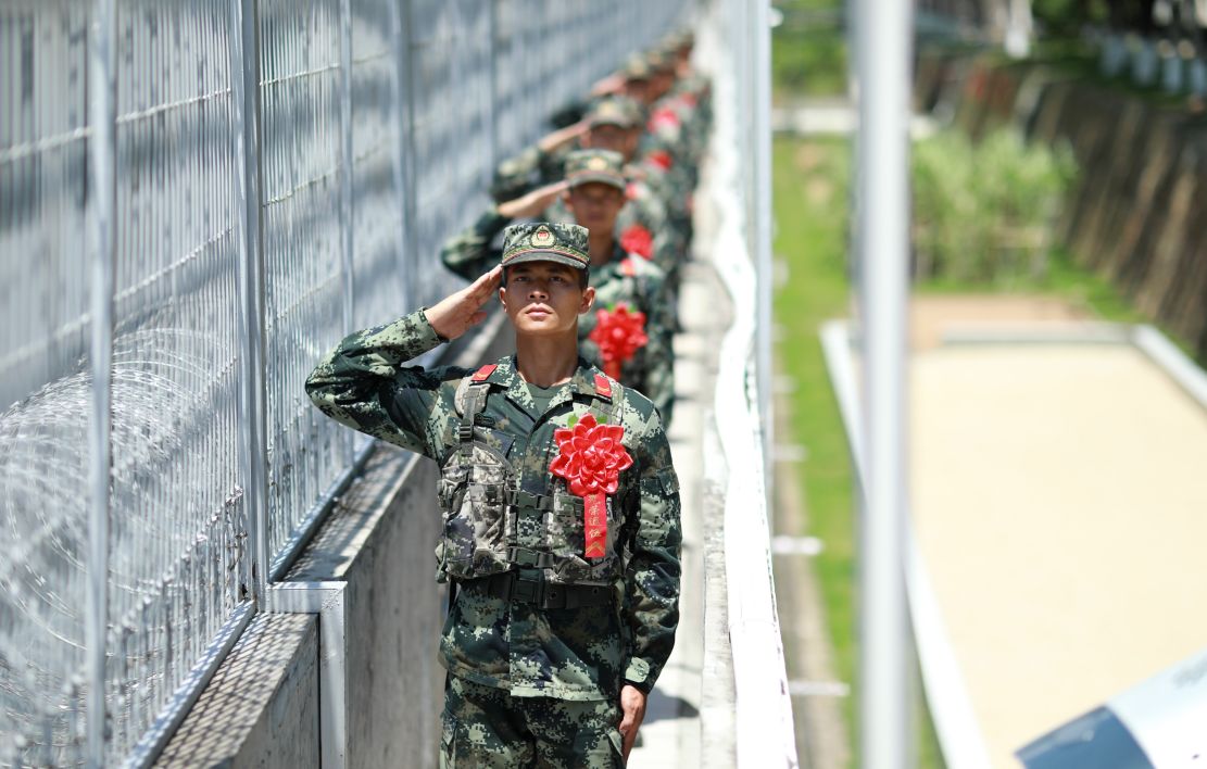 海南三亚武警官兵告别哨位含泪卸衔