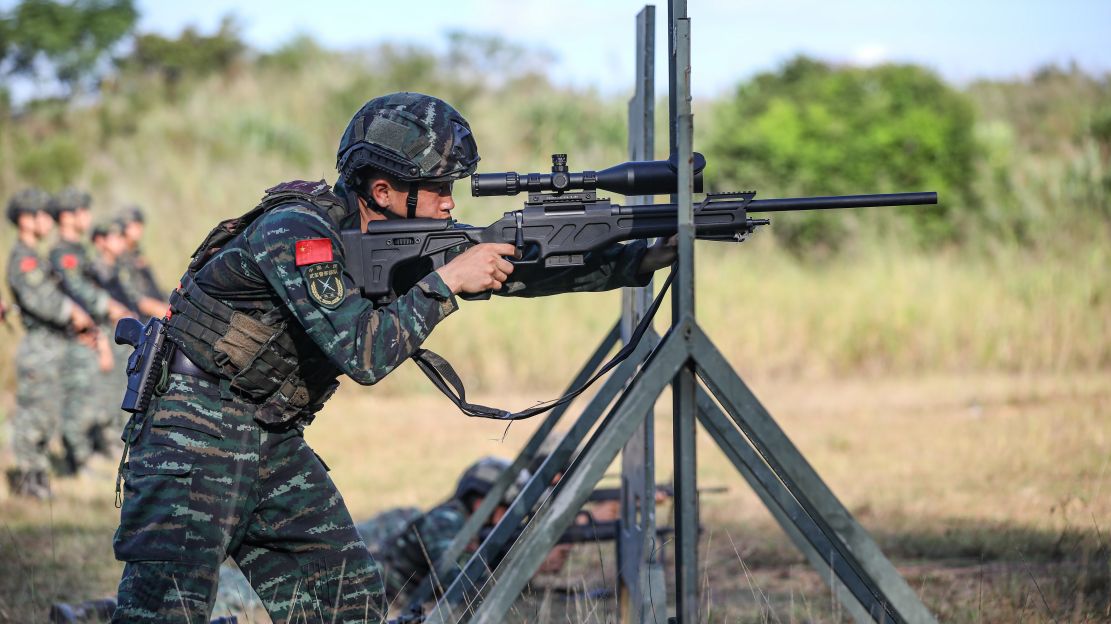 官兵利用射孔狙擊.