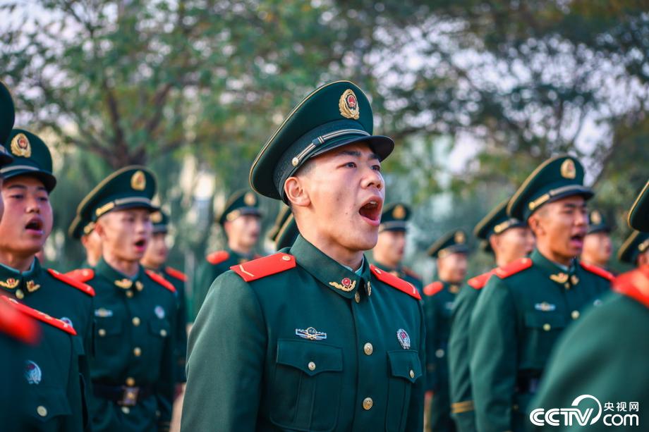 近日,武警河南總隊新兵團舉行2021年秋季新兵授銜暨宣誓儀式,千餘名