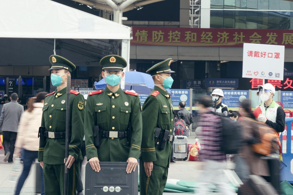 中工網>軍事>正文1月17日,武警廣東總隊機動支隊官兵在廣州火車站執勤