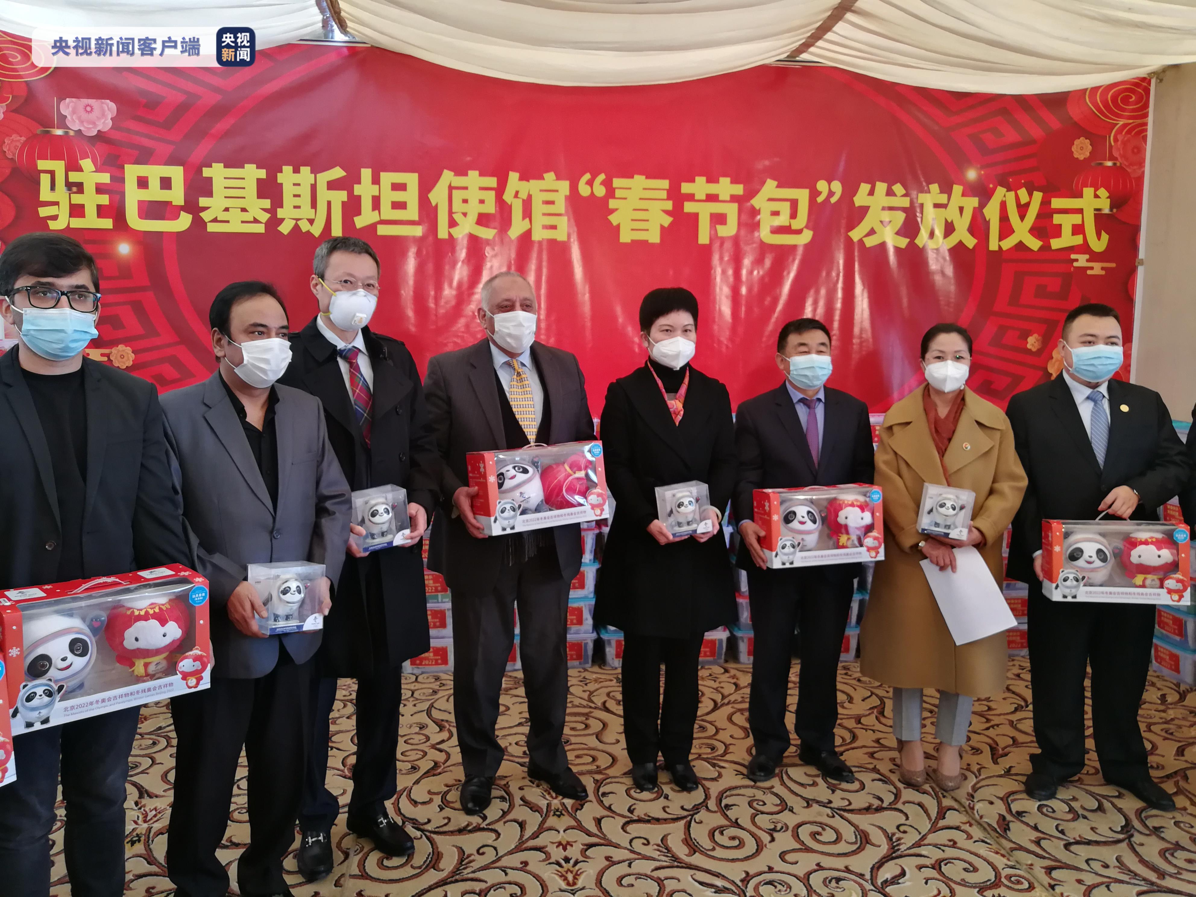 19日,中国驻巴基斯坦大使馆向在巴华人华侨和留学生发放了大约600份