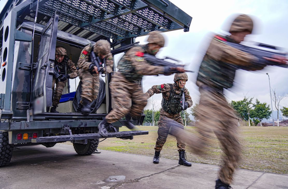 萬家團圓日練兵備戰時直擊武警特戰隊員實戰化訓練