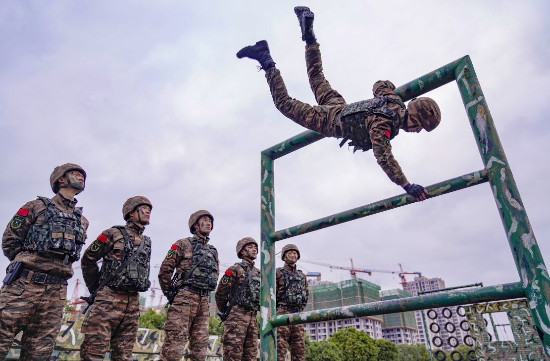 萬家團圓日練兵備戰時直擊武警特戰隊員實戰化訓練