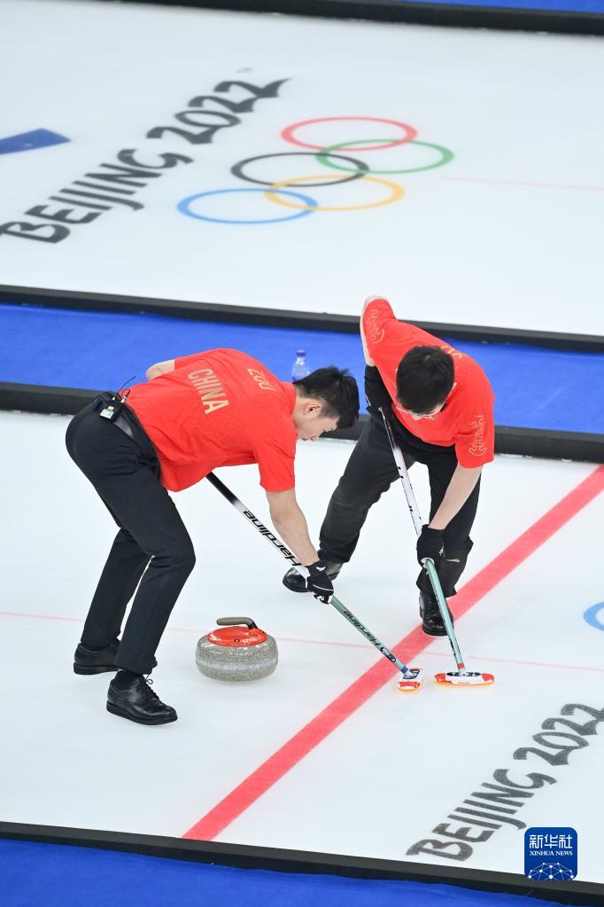 当日,在北京国家游泳中心冰立方举行的2022年北京冬奥会冰壶男子