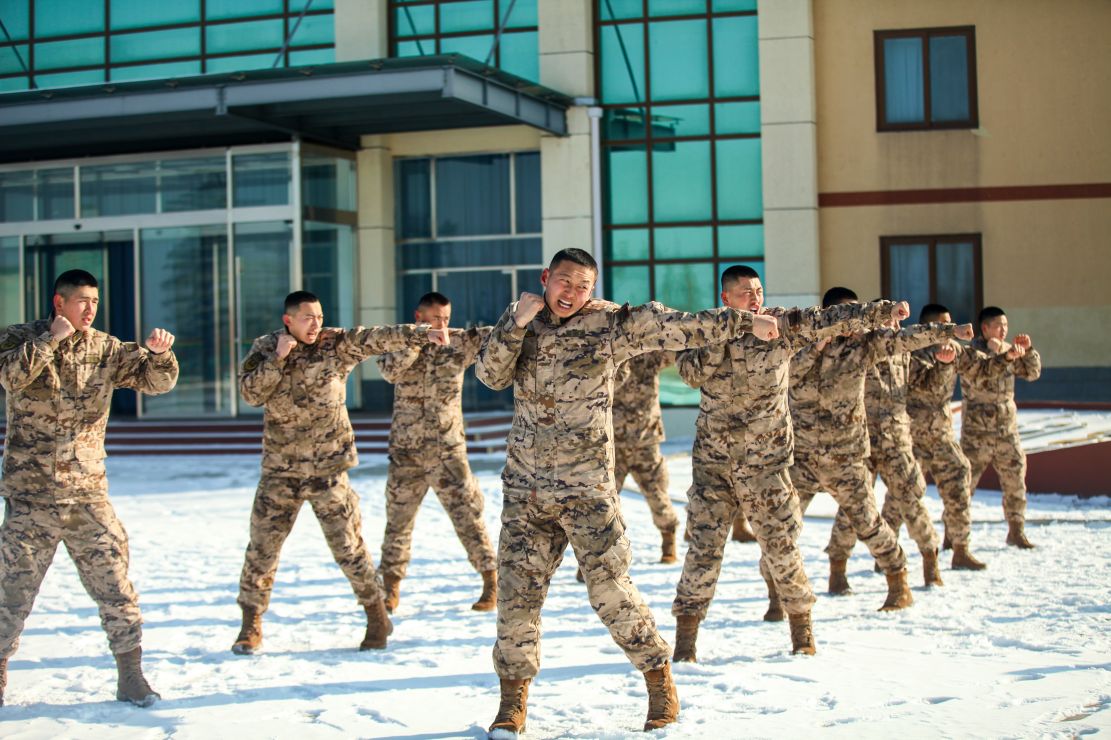 武警冬季体能训练服图片