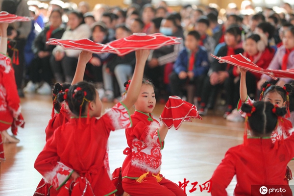 瀋陽小學生秧歌舞蹈開啟開學第一課