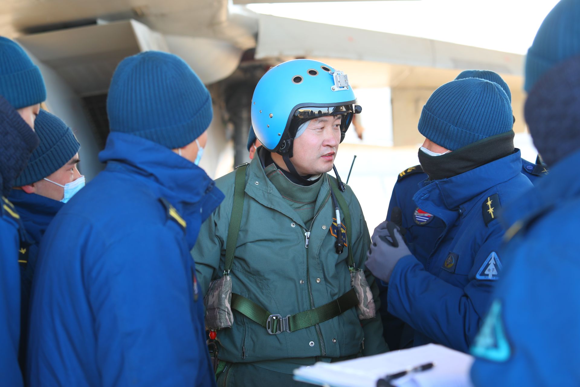 飛鯊列陣嘯長空讓艦載機飛行員在火熱練兵備戰中摔打磨礪