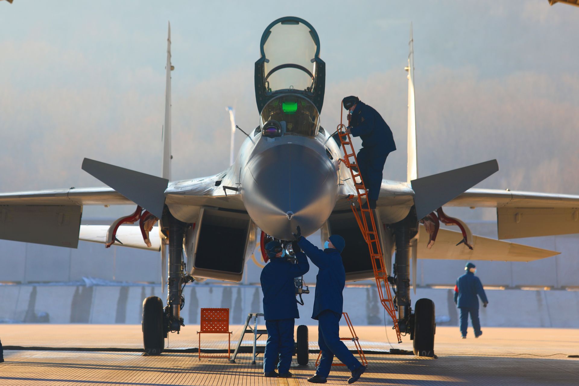 飛鯊列陣嘯長空讓艦載機飛行員在火熱練兵備戰中摔打磨礪