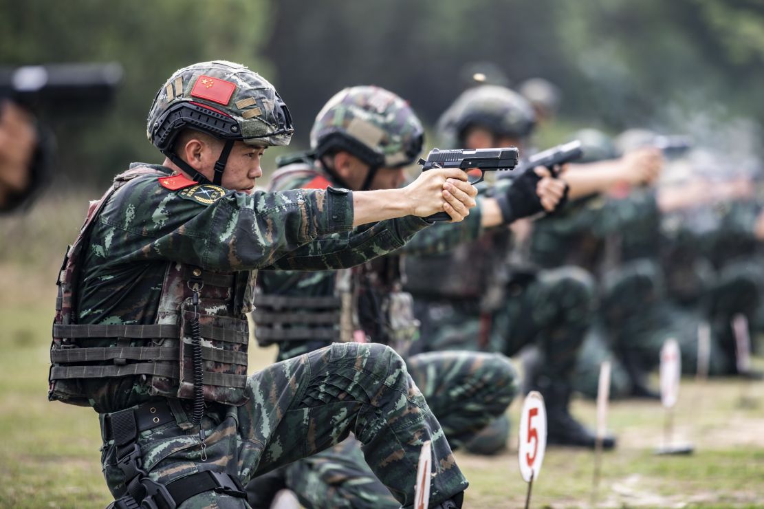 枪种转换射击等课目的训练,在实弹,实训,实练的氛围中锤炼官兵制胜