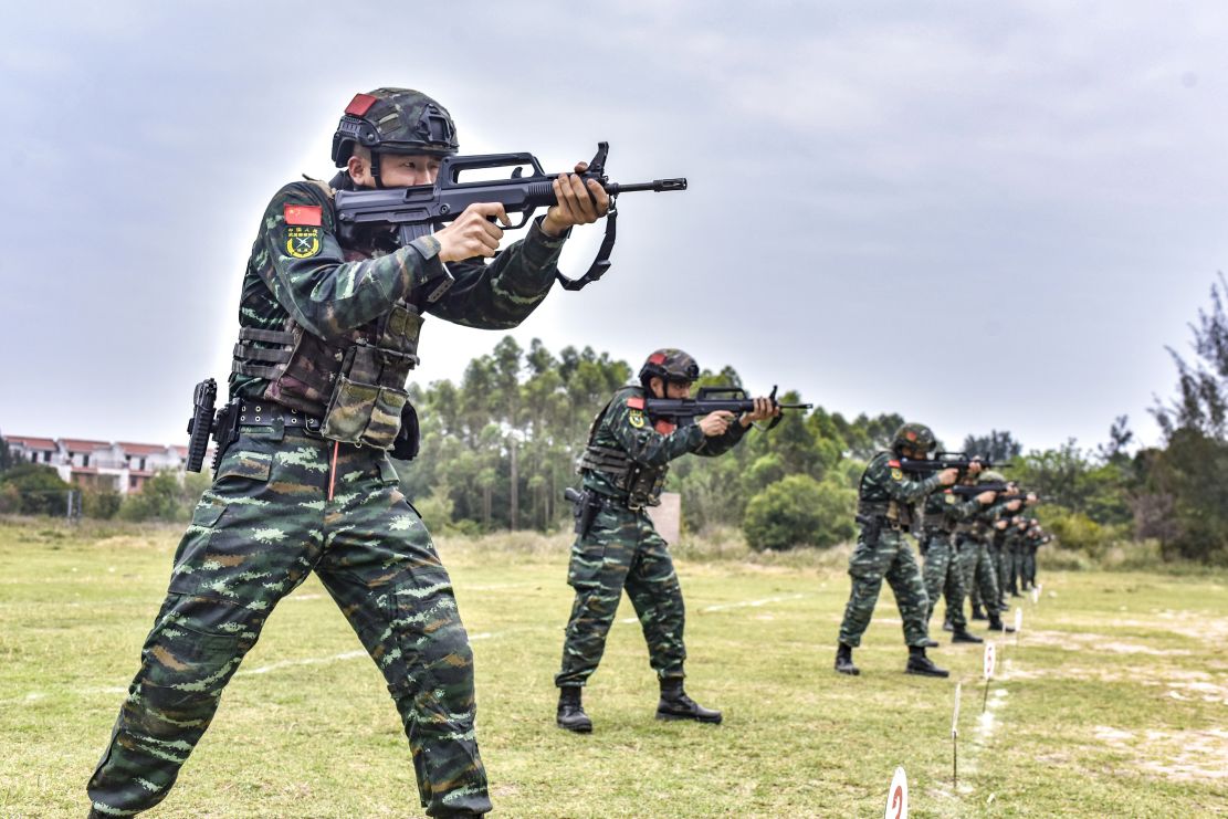 枪种转换射击等课目的训练,在实弹,实训,实练的氛围中锤炼官兵制胜