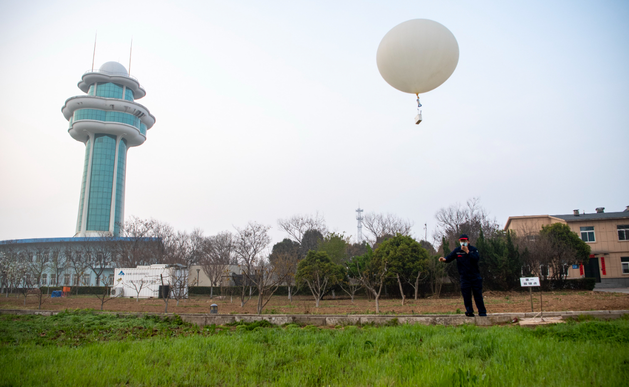 在西安市气象局泾河国家基本气象站,工作人员正在施放探空气球