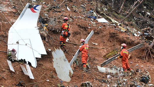飞机坠毁搜救现场图片