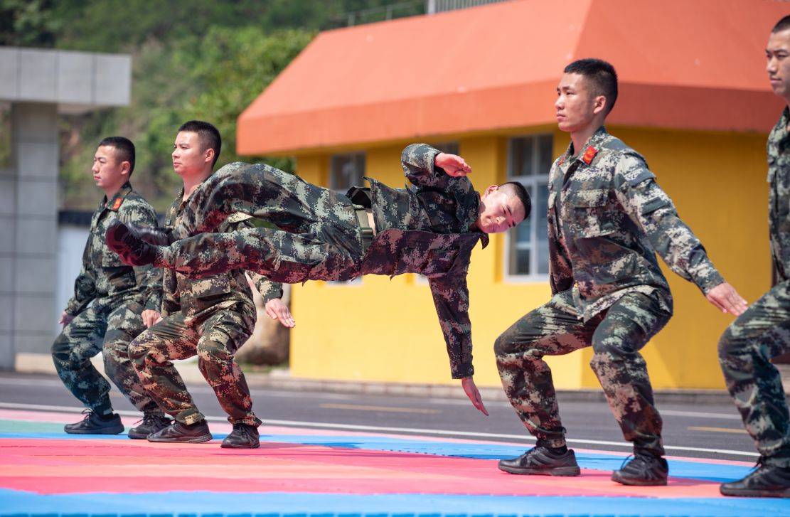 武警官兵紧贴实战开展搏击训练