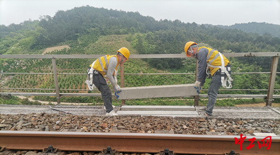 作業人員在更換步行板茶園一號橋位於益湛線富川至福利區間,橋樑全長