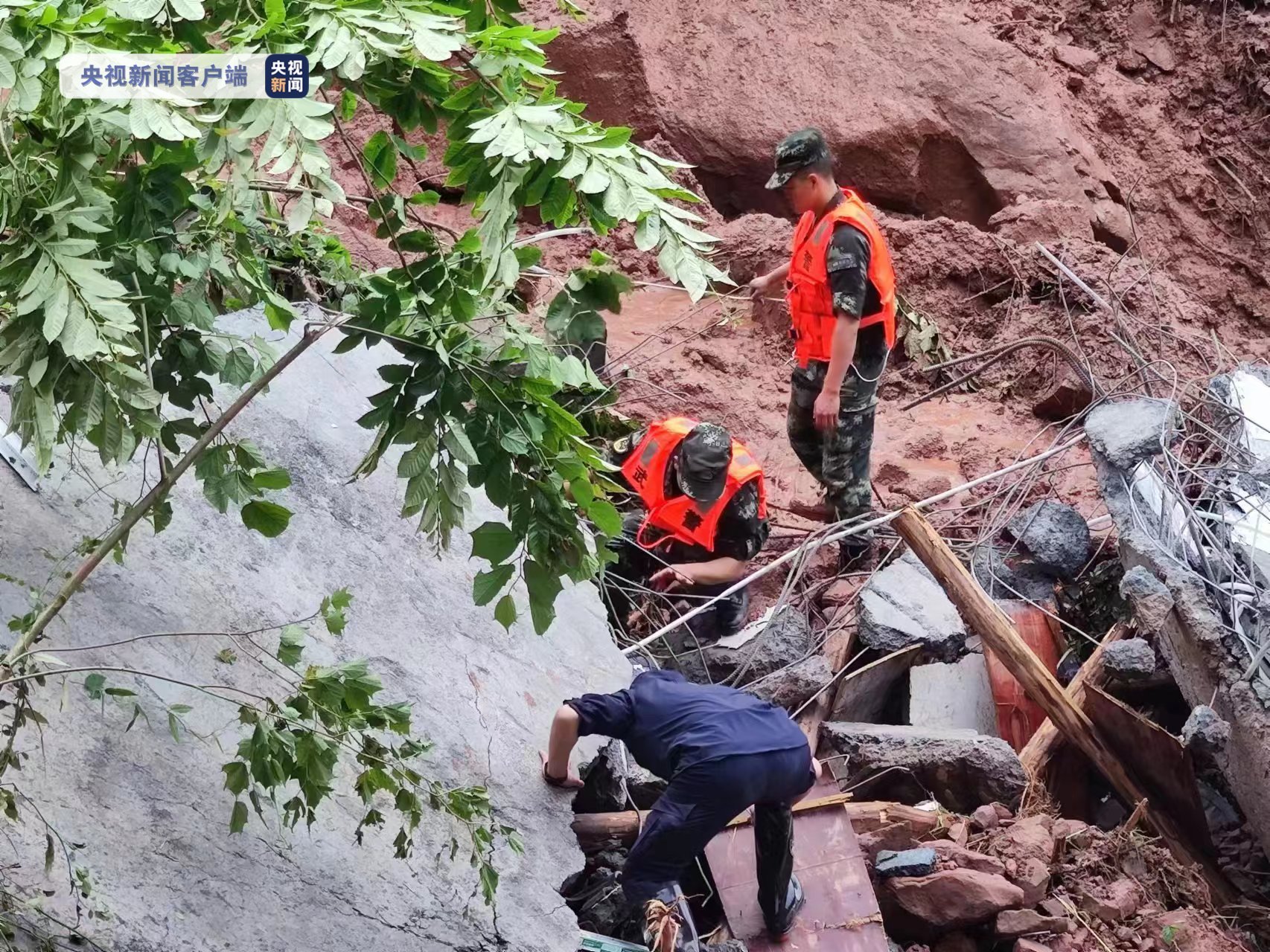 湖南湘西州泸溪县白羊溪乡暴雨致山体滑坡 4人失联