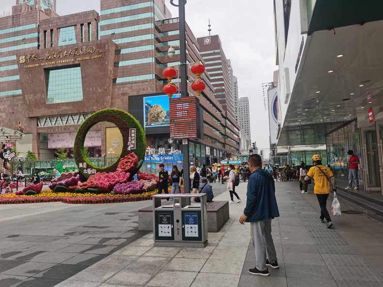 太原街商业步行街上,人头攒动,两旁的各大商场,门庭若市