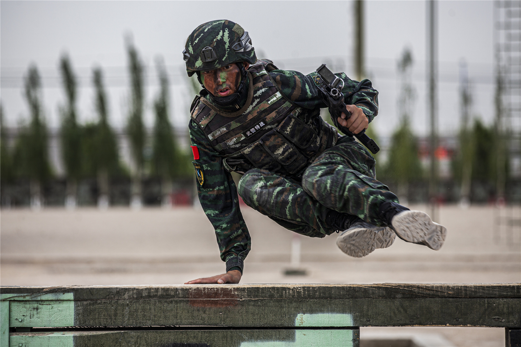 新疆阿克苏武警特战队员进行实战化训练