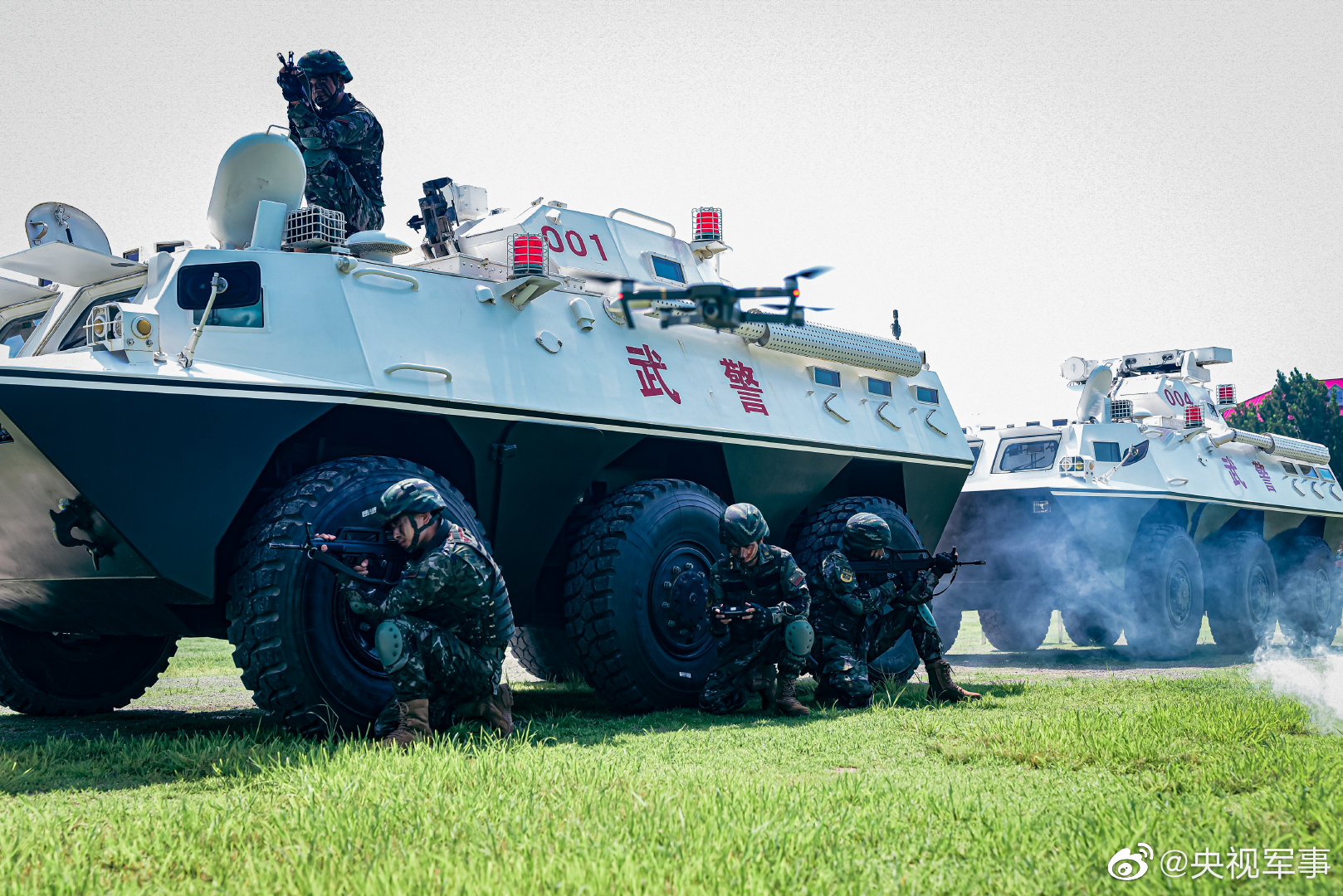 武警装甲车中队图片