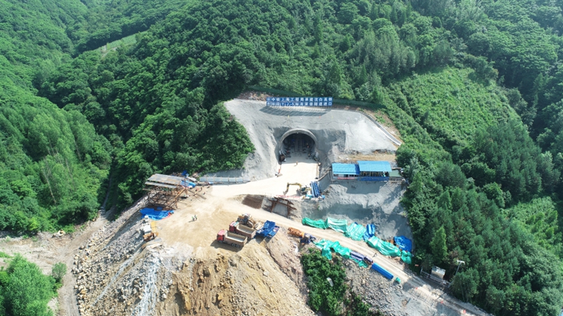 戰高溫搶雨天全力推動沈白高鐵建設