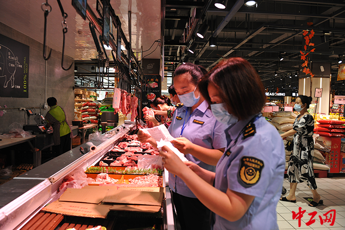 2资阳市、区市场监管局执法人员在静态管理和解封过渡期间，朝五晚十，对农贸市场进行“拉网式”全覆盖巡查，严厉打击哄抬价格、未明码标价进行销售等违法行为。