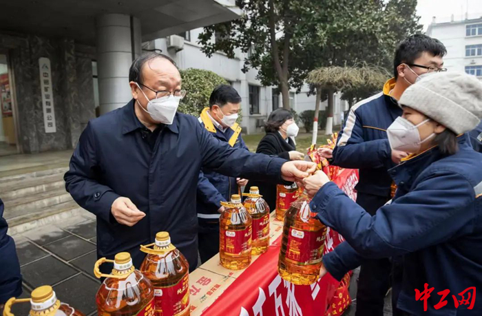 2慰问组送去春节慰问品。（王威 摄）