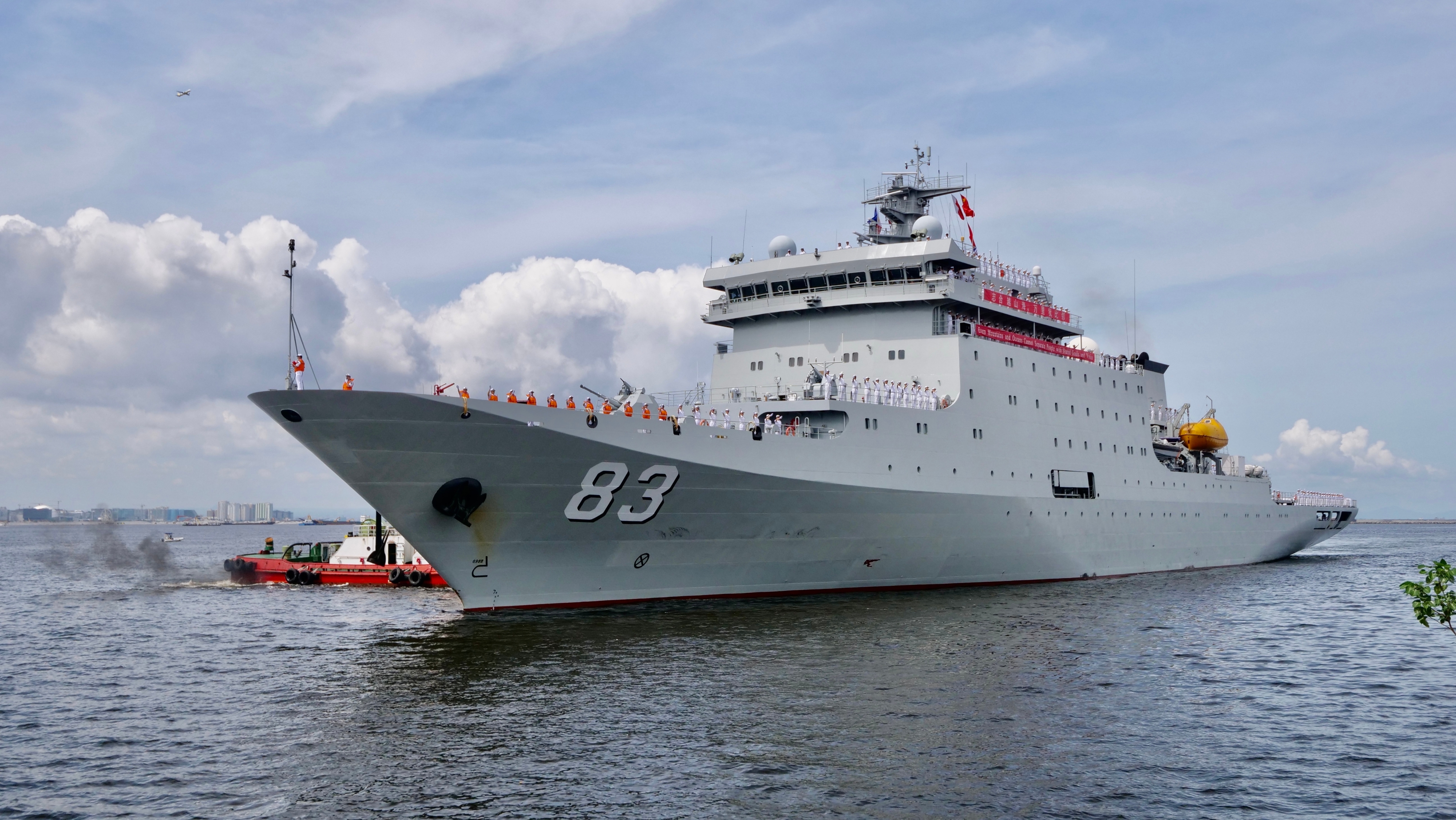中国海军戚继光舰抵达菲律宾进行友好访问菲方热烈欢迎