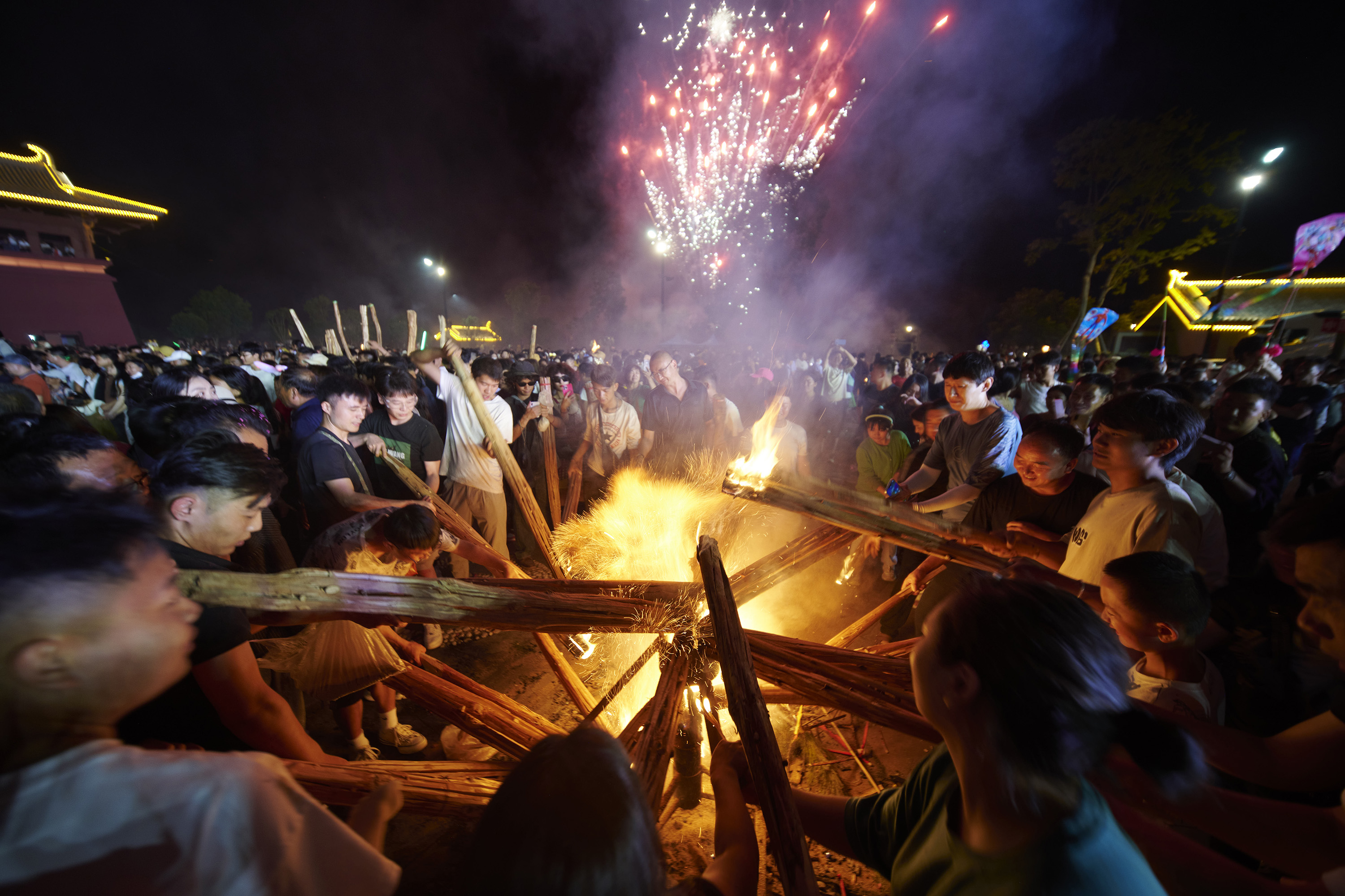 在云南省楚雄州,火火欢歌中国·楚雄2023年彝族火把节祭火大典上,