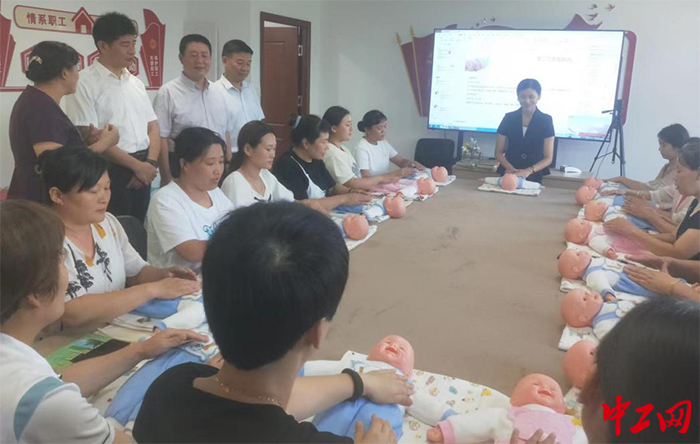 日前，济宁市总工会举办了家政服务就业技能培训班。图为培训班现场。济宁市总工会供图