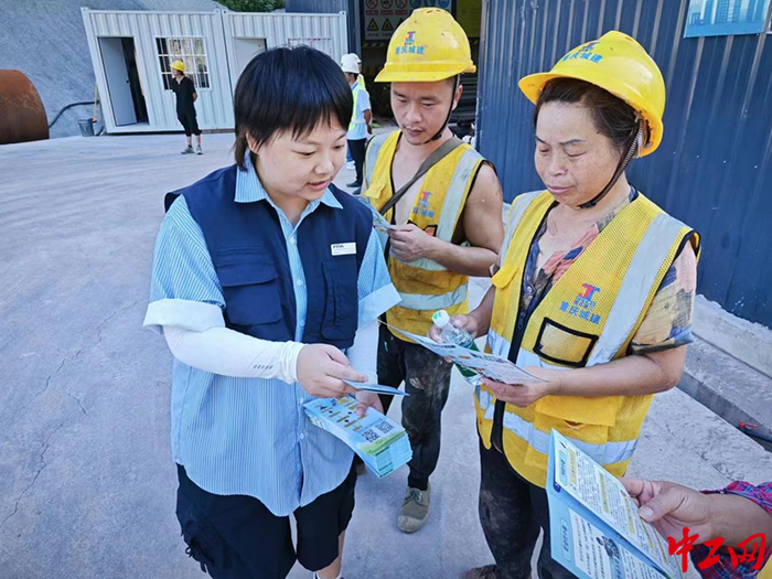 江北区总工会工作人员给劳动者发放预防高温疾病宣传单 江北区总工会供图