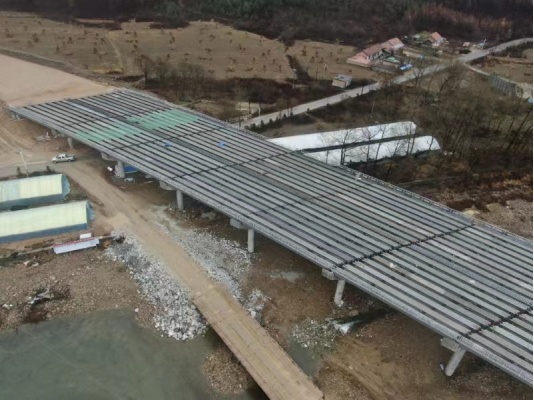 本桓高速公路南青沟蒲石河大桥预制t梁全部架设完成