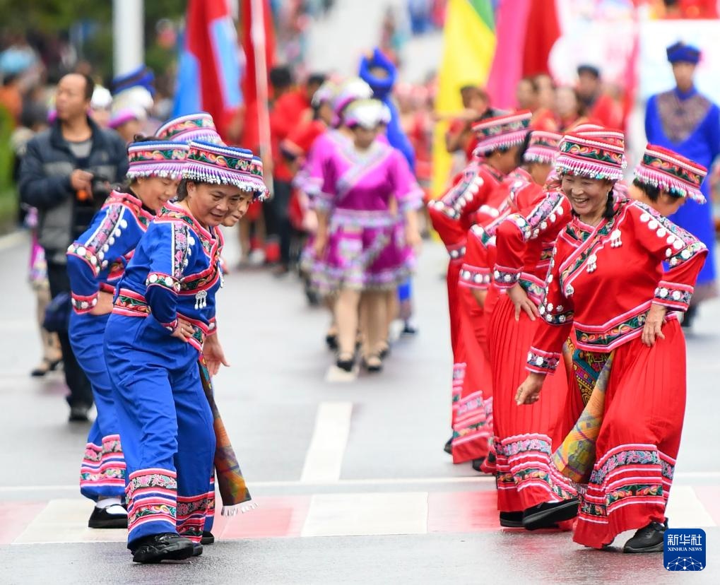 当日,湖北省恩施土家族苗族自治州来凤县举办第三届土家摆手舞文化节