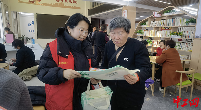 图为日前，兖州区普法宣传的一个场景。兖州区司法局供图