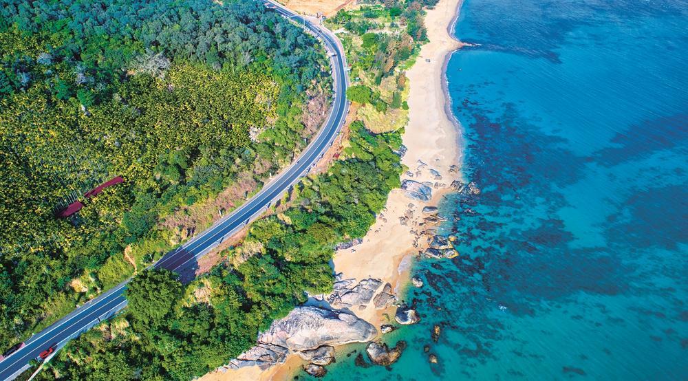 海南省委,省政府将海南环岛旅游公路规划建设工作迅速提上日程,经过