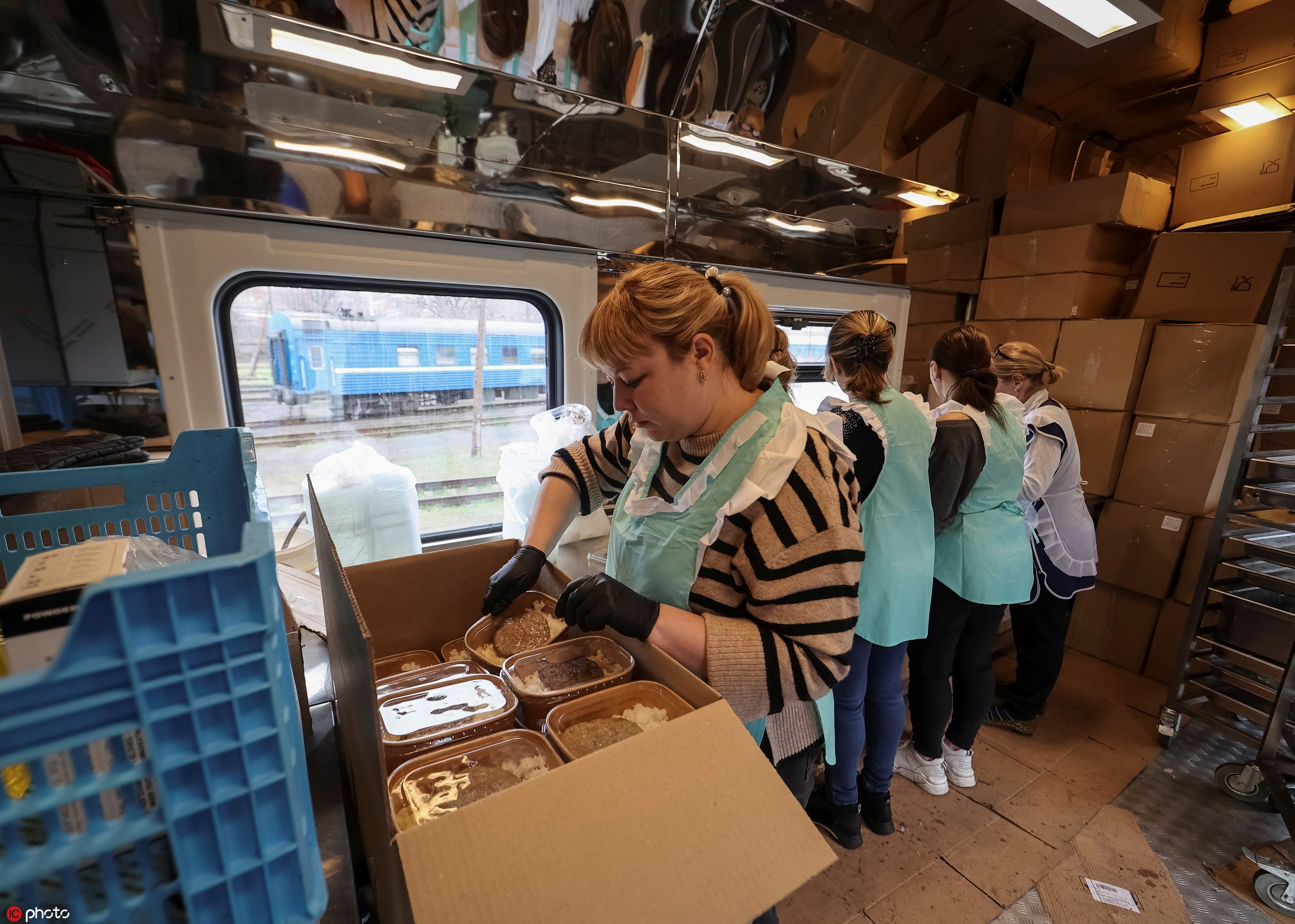 乌克兰哈尔科夫地区大量用户断电 “食品列车”为居民分发食物