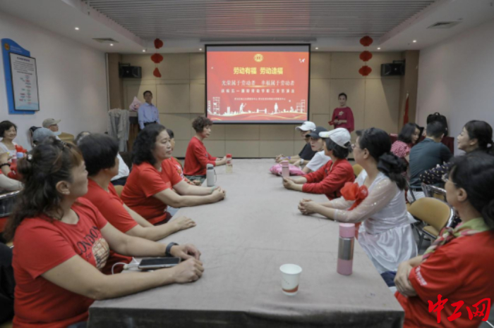 庆祝“五一”国际劳动节职工文艺汇演在福州市劳动领域社会组织共享基地举行。林慧玲 摄