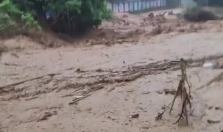 广西岑溪市突发洪水已致1人失联