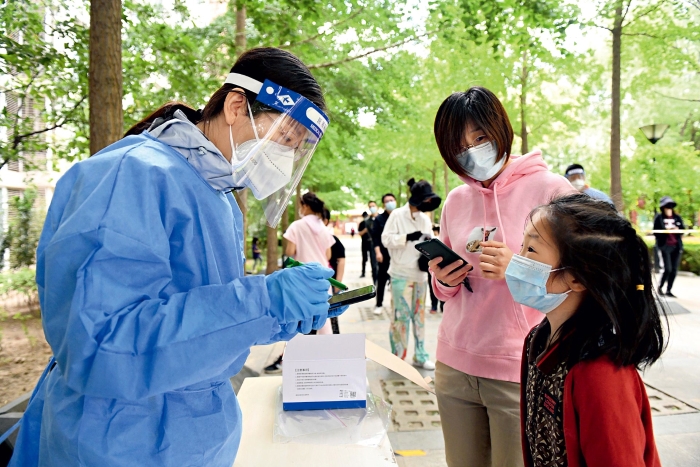 2022年5月，北京市总工会机关系统100多名干部职工，分两批来到社区防控一线，化身“大白”“小蓝”增援社区抗疫