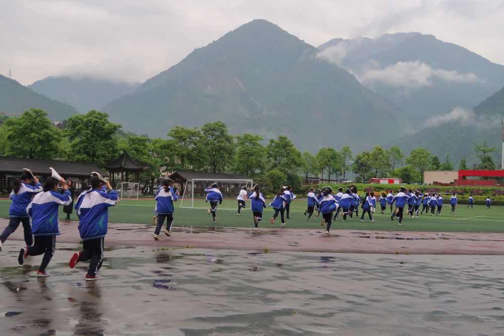 车程几分钟之外,七一映秀中学的旧址——漩口中学地震遗址静默伫立