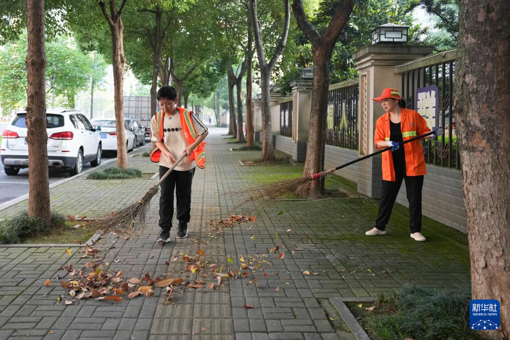 我帮妈妈扫大街——小手握扫帚 温情暖街头