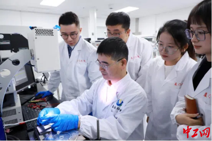 郑南峰在实验室为学生演示实验。受访者供图