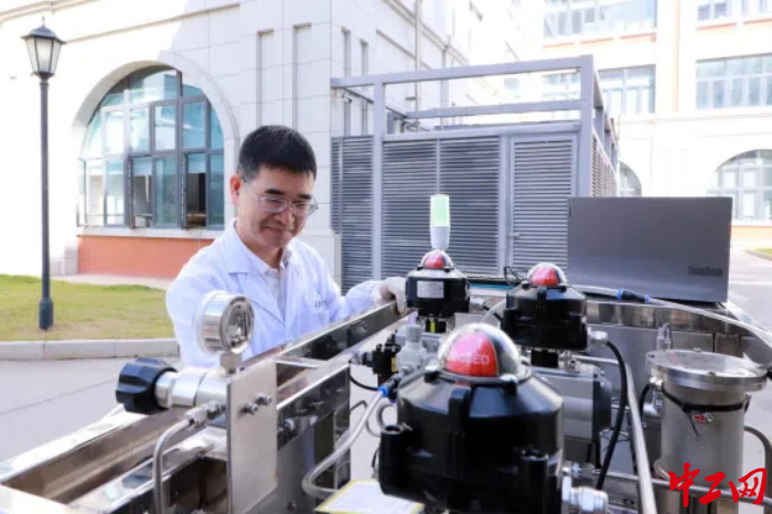 郑南峰在测试制氢装备的性能。受访者供图