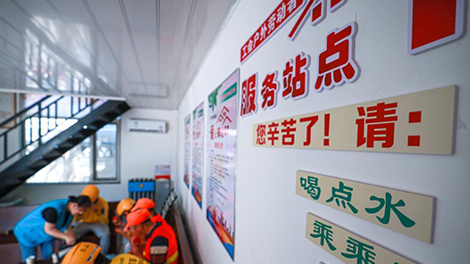 上海嘉定户外职工爱心接力站再上新 创新开设招聘信息栏24小时免费开放