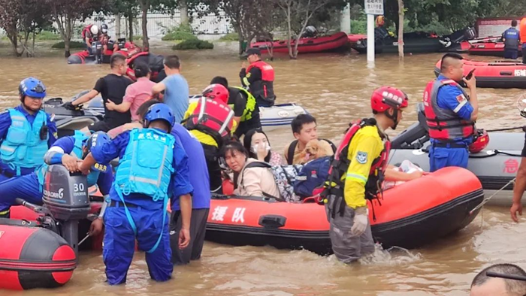 广西桂林：暴雨来袭 昼夜救援
