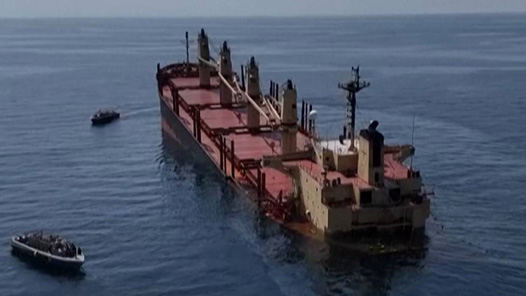 也门胡塞武装称在红海袭击货轮