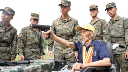 99岁抗战老兵拿起新装备，网友：这眼神！这气势！