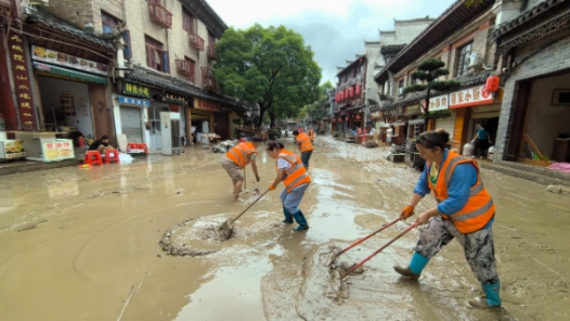 贵州镇远环卫工人奋战抗洪救灾一线